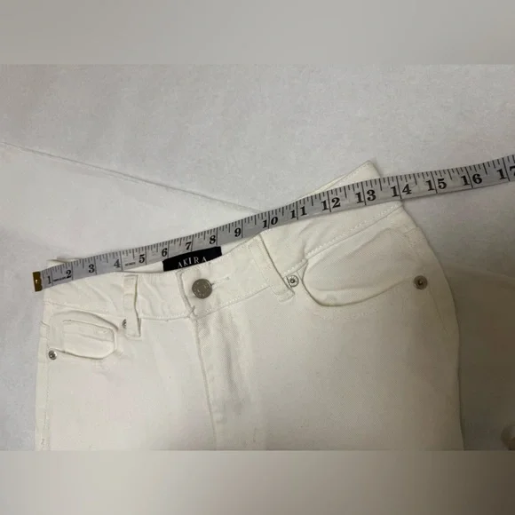 💥AKIRA Diamonds Metal Slit Raw Hem White Denim 💥 - Picture 7 of 14